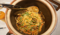 贾国龙新品牌现场擀面焖面 工序透明可围观 店员称菜品均为现做