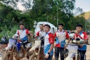 张雪机车团队驰援广西 捐500万还亲自骑摩托送物资 道路泥泞腿上全是泥
