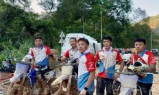 张雪机车团队驰援广西 捐500万还亲自骑摩托送物资 道路泥泞腿上全是泥
