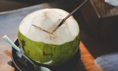 椰树集团要买50台机器人剥椰子 要求每小时剥360个