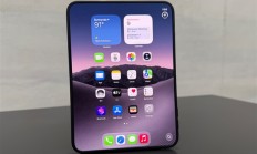 博主实测iPhone Duo折痕区域偏软：滑动会出现水波纹