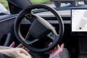 被解雇后FSD区域经理起诉特斯拉：直言Robotaxi是公路上的移动危险
