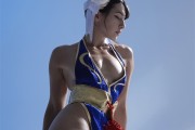 新版《街霸》影片中扮演春丽者苦练大腿