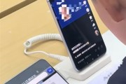 手机店内小孩哥用通缉令上证件号认证游戏 官方提醒：不要效仿 可能会被拘留