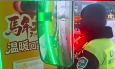 男子下高速显示费用8万多惊到收费员 网友感慨绕地球2圈也没这么多：故障所致已化解