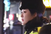 北京“最美交警”网上火了 被称撞脸杨紫：本人回应