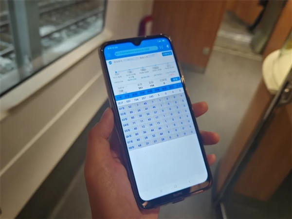 高铁乘务员小姐姐怎么总看“手机”：原来有5大功能 高铁乘务员总看手机 第1张