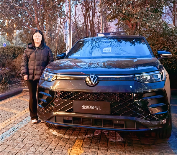 女车主跪谢大众CC爱车 保她父母周全！大众为她送出探岳L新车 女车主跪谢大众CC 第3张