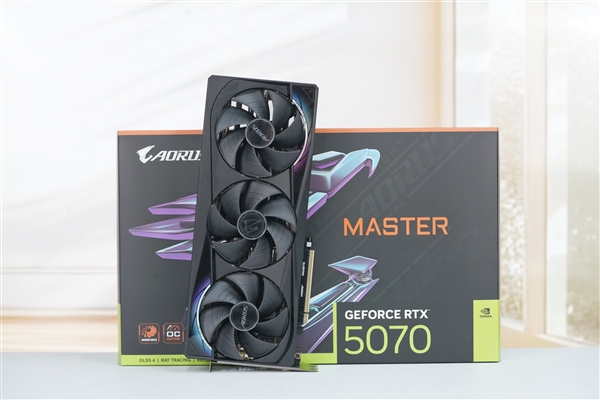 自带炫酷色彩！技嘉RTX 5070 MASTER显卡图赏 技嘉RTX MASTER显卡 第1张