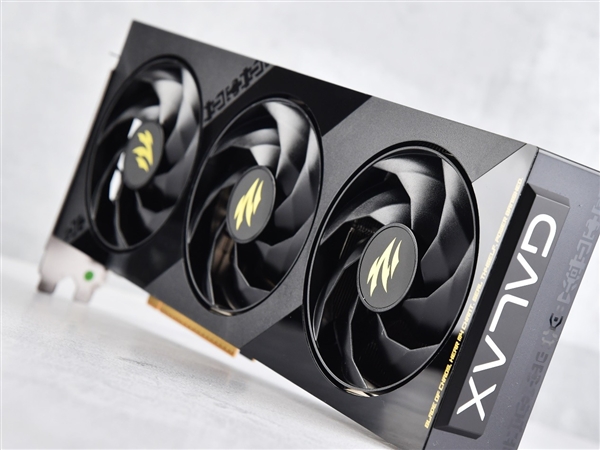 影驰RTX 5060魔刃上手:磁吸RGB光效的50系甜点卡 第2张 影驰RTX 5060魔刃上手:磁吸RGB光效的50系甜点卡 第2张