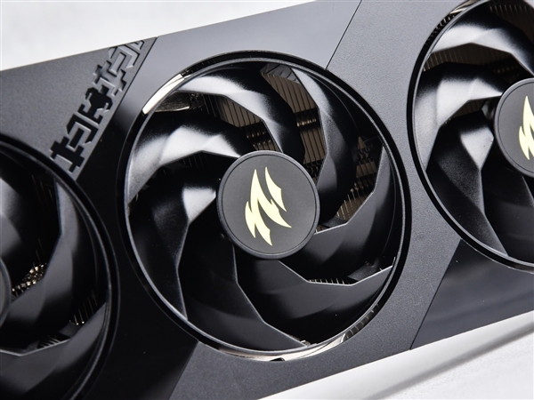 影驰RTX 5060魔刃上手:磁吸RGB光效的50系甜点卡 第3张 影驰RTX 5060魔刃上手:磁吸RGB光效的50系甜点卡 第3张