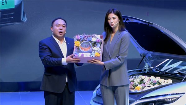 比亚迪第100万汉车主交车!女足最美门将赵丽娜 比亚迪第100万汉车主交车 赵丽娜 第1张 比亚迪第100万汉车主交车!女足最美门将赵丽娜 比亚迪第100万汉车主交车 赵丽娜 第1张