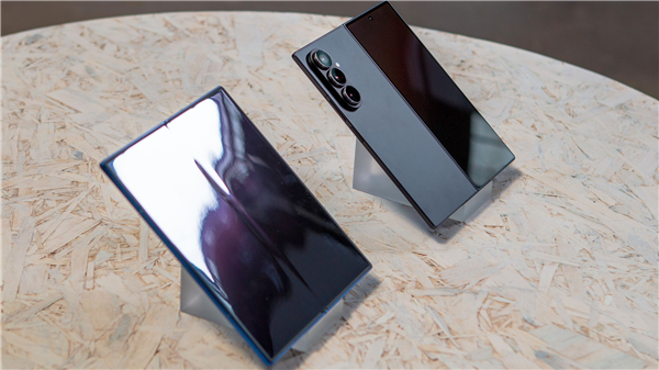 三星Galaxy Z Fold7图赏:全球最轻大折叠 比iPhone 16 Pro Max还要轻 Fold7 第2张 三星Galaxy Z Fold7图赏:全球最轻大折叠 比iPhone 16 Pro Max还要轻 Fold7 第2张