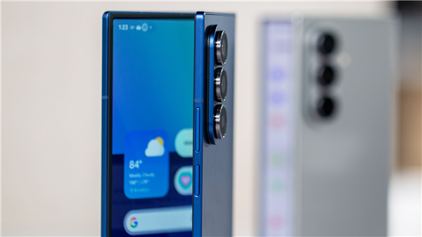 三星Galaxy Z Fold7图赏:全球最轻大折叠 比iPhone 16 Pro Max还要轻 Fold7 第4张 三星Galaxy Z Fold7图赏:全球最轻大折叠 比iPhone 16 Pro Max还要轻 Fold7 第4张