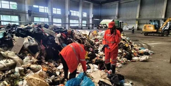 为帮游客找儿童手表 环卫工4小时翻8吨垃圾 大同城管回应 第1张 为帮游客找儿童手表 环卫工4小时翻8吨垃圾 大同城管回应 第1张