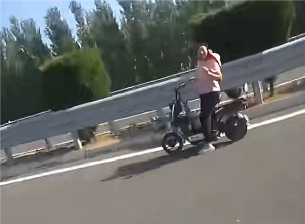 脊背发凉：女子骑电动自行车上高速 在最左侧车道逆行 女子骑电动自行车上高速逆行 第2张