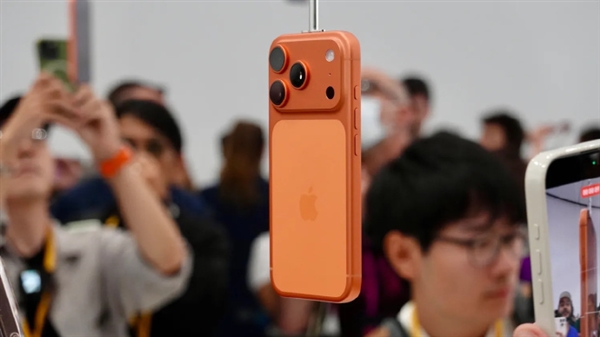 苹果的牙膏“挤爆了”！小米卢伟冰锐评iPhone 17：Air非常惊艳 Pro辨识度拉满 苹果iPhone 17 第2张