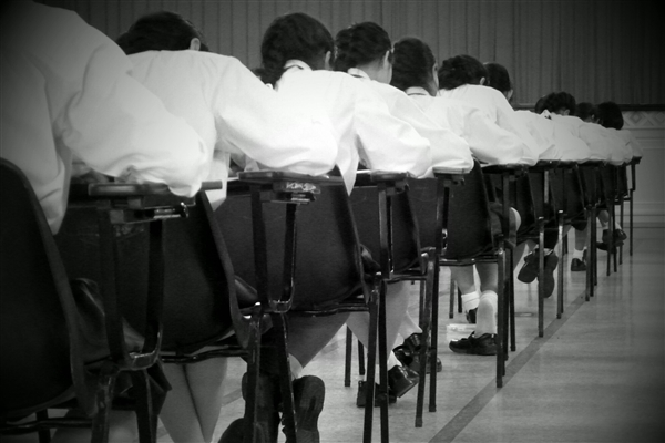 有小学建议不让老人接送小孩 网友吵翻：官方给的理由认可吗 不让老人接送小孩 第1张
