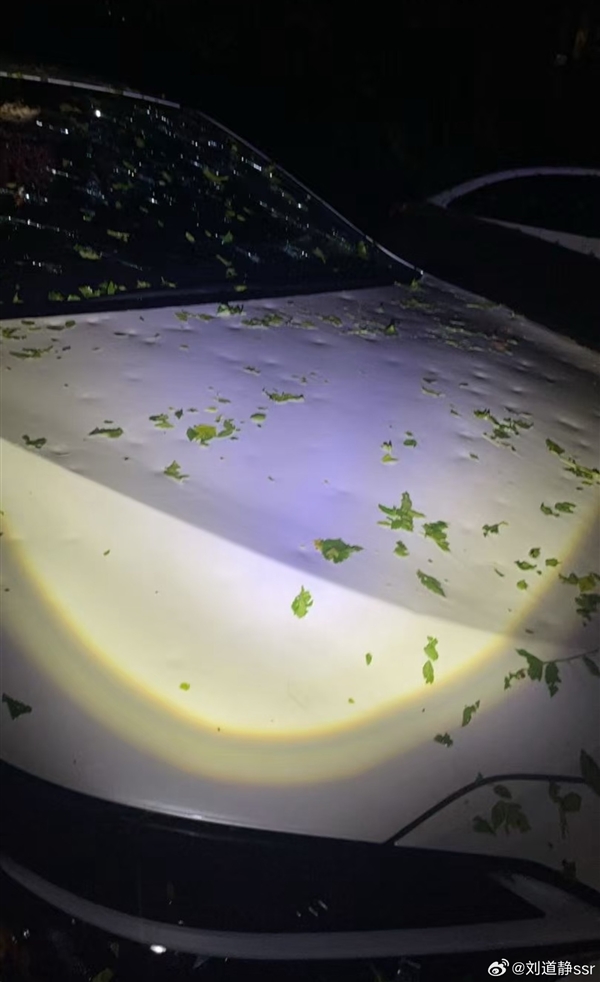 北京冰雹车盖被砸出气泡膜！车主：车玻璃砸碎 车身全是坑 北京冰雹 第1张