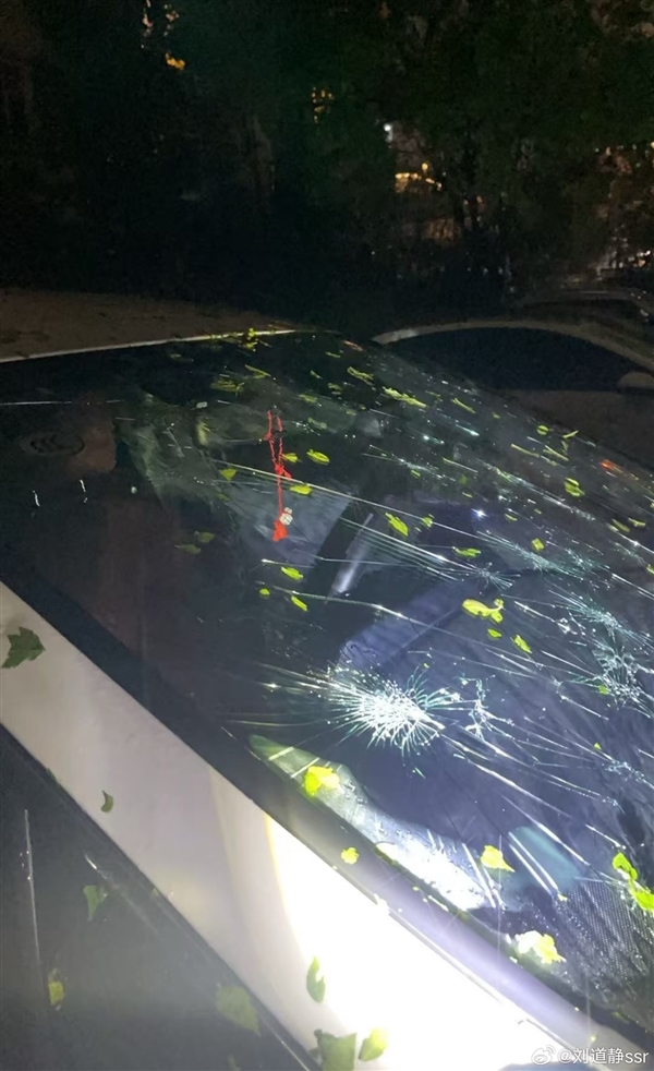 北京冰雹车盖被砸出气泡膜！车主：车玻璃砸碎 车身全是坑 北京冰雹 第2张