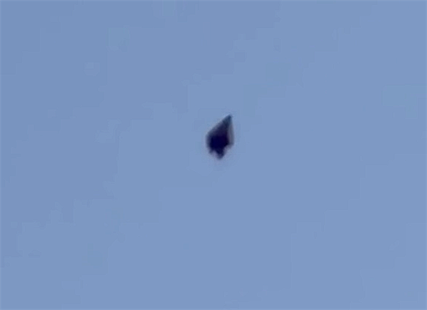 美国得州上空疑出现黑色UFO：边缘发光三角形 没任何声音 黑色UFO 第1张