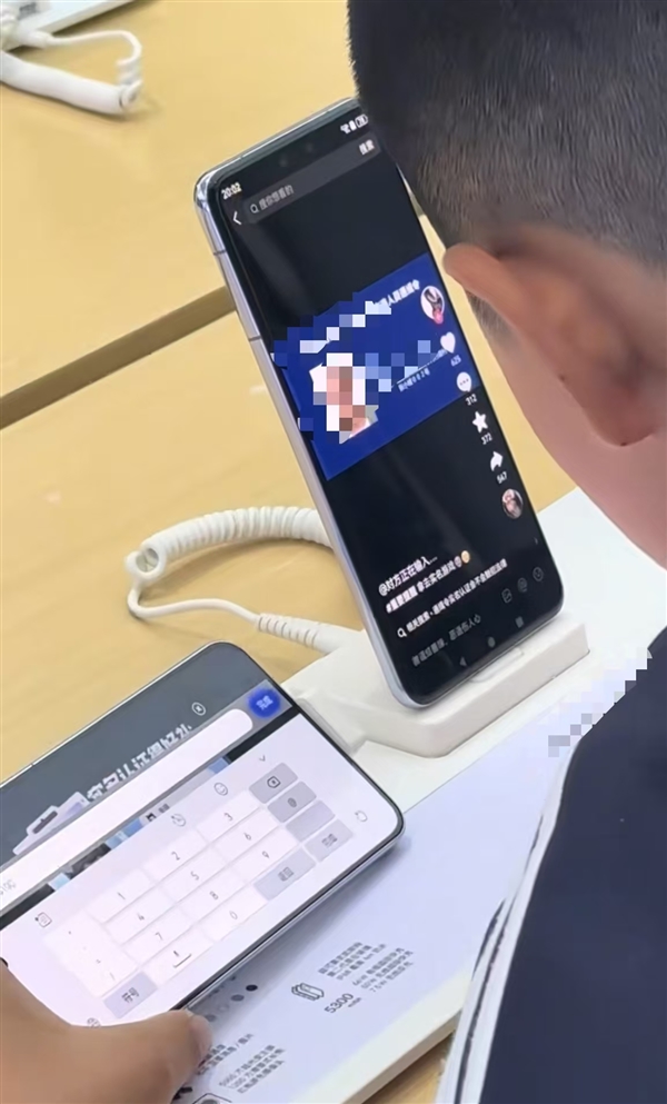手机店内小孩哥用通缉令上证件号认证游戏 官方提醒：不要效仿 可能会被拘留 小孩哥用通缉令上证件号认证游戏 第1张