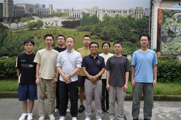 碾压传统闪存！我国研发全球首个二维-硅基混合架构闪存芯片 二维-硅基混合架构闪存芯片 第8张
