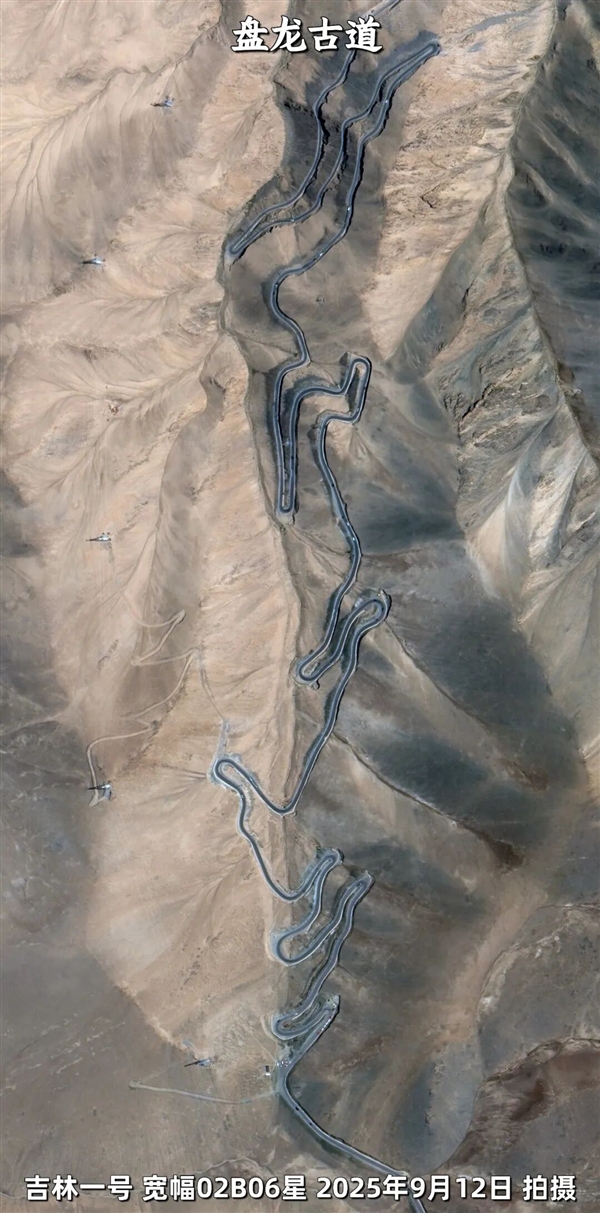 卫星俯瞰盘龙古道：帕米尔高原上的600道弯 仿佛一条巨龙 盘龙古道 第4张