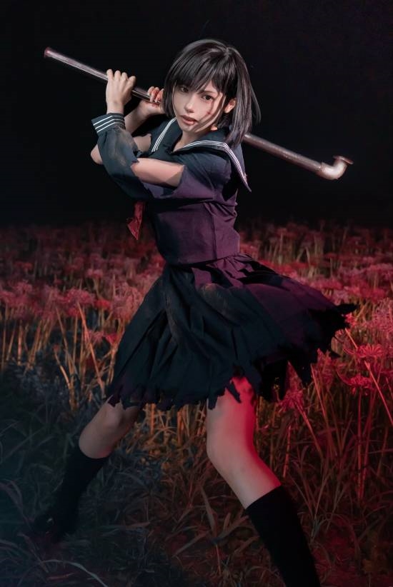 《寂静岭f》女主COS！裙子破损手拎水管 寂静岭f COS 第1张