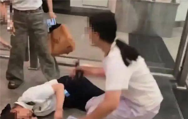 女子错过高铁辱骂殴打工作人员 摔坏视频记录仪 广铁通报：已被带走调查 第2张