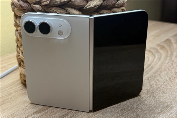 iPhone Ultra包装盒引发热议 网友怀疑是AI生成 Ultra 第2张 iPhone Ultra包装盒引发热议 网友怀疑是AI生成 Ultra 第2张