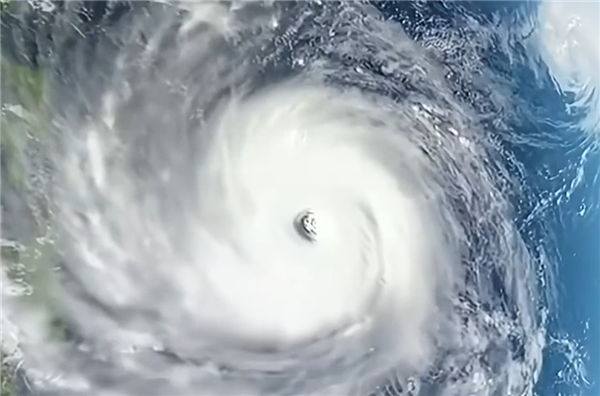 “巴威”再度增强为强台风级 最新路径公布：多地将迎暴雨 增强为强台风级 第1张