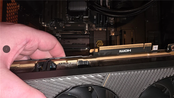 离谱！RTX 5090玩游戏五分钟后炸冒烟了 RTX 5090 第1张