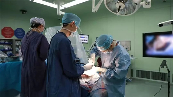 清华团队研发！全球首款脑机接口完成首例人体植入：马斯克输给中国80后 脑机接口完成首例人体植入 第2张