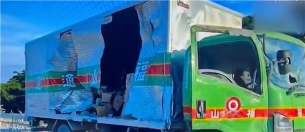 日本购物中心震后爆炸瞬间画面曝光：白烟喷涌 碎片击穿卡车 日本购物中心震后爆炸 第3张