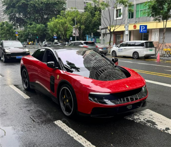一车难求！法拉利首款纯电车型Luce卖爆：下单两年后才能提车 法拉利首款纯电车型Luce 第2张