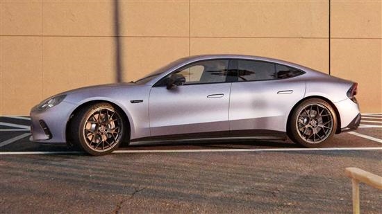 对标保时捷Taycan！奔驰AMG GT53四门轿跑亮相：仅10分钟补能534km 奔驰AMG GT53四门轿跑 第2张