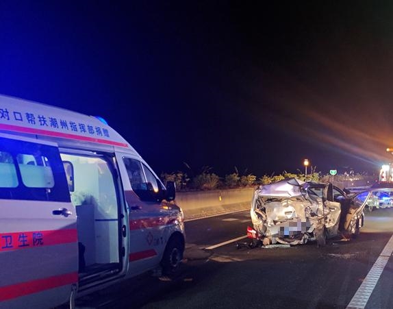 司机因错过高速口倒车 被追尾致乘客身亡 交警：担主责 被追尾 第2张