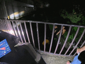 外卖小哥救落水女孩被质疑“摆拍” 视频遭举报下架 无奈报警： 陷入自证环节 外卖小哥救落水女孩 第1张