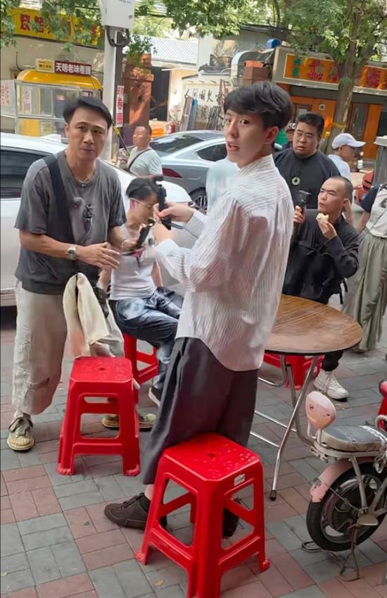 64岁吴镇宇街头录节目和接地气 身形消瘦无明星架子 吴镇宇 第3张 64岁吴镇宇街头录节目和接地气 身形消瘦无明星架子 吴镇宇 第3张