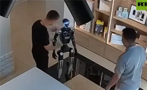 俄罗斯一机器人遭推搡后腾空飞踢顾客：已被送去重启 俄罗斯一机器人遭推搡后腾空飞踢顾客 第1张