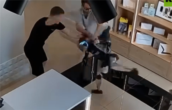 俄罗斯一机器人遭推搡后腾空飞踢顾客：已被送去重启 俄罗斯一机器人遭推搡后腾空飞踢顾客 第3张