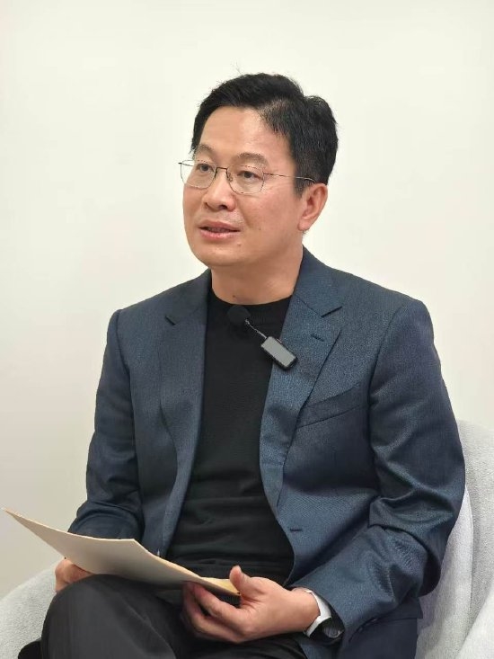 小米18 Fold真机亮相 卢伟冰：解决了大小折叠的痛点 将推动折叠屏市场翻倍增长 Fold 第1张