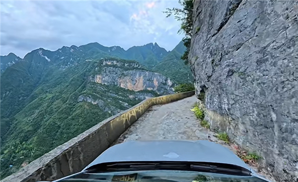 美国博实测！乐道L60智驾闯重庆8D迷宫：挂壁公路全程零接管 乐道L60智驾闯重庆8D迷宫 第1张