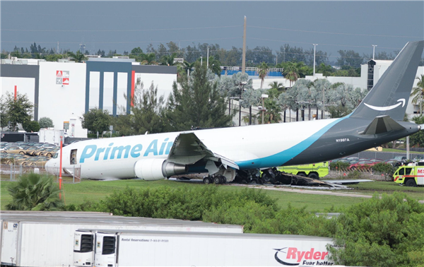 一架波音767货运飞机降落时冲出跑道撞车起火：至少5死 波音767货运飞机降落时冲出跑道撞车起火 第3张