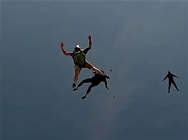 3000米高空跳伞时女子被一脚踢晕！奇迹生还后还想再跳一次 3000米高空跳伞时女子被一脚踢晕 第1张
