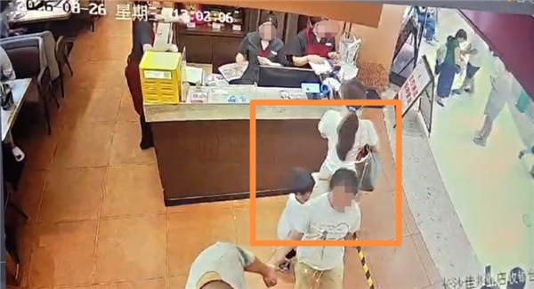 4岁男童被指摸臀女子账号已禁止关注:网友扒出多条与人争执视频 4岁男童被指摸臀女子 第1张 4岁男童被指摸臀女子账号已禁止关注:网友扒出多条与人争执视频 4岁男童被指摸臀女子 第1张