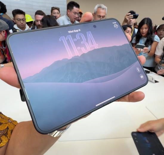 没吹得那么神!iPhone Duo上手折痕明显 乔布斯惊坐起 iPhone Duo 第2张