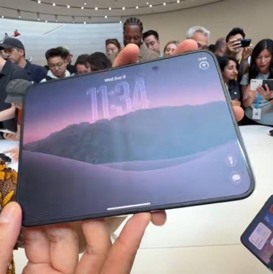 没吹得那么神!iPhone Duo上手折痕明显 乔布斯惊坐起 iPhone Duo 第3张