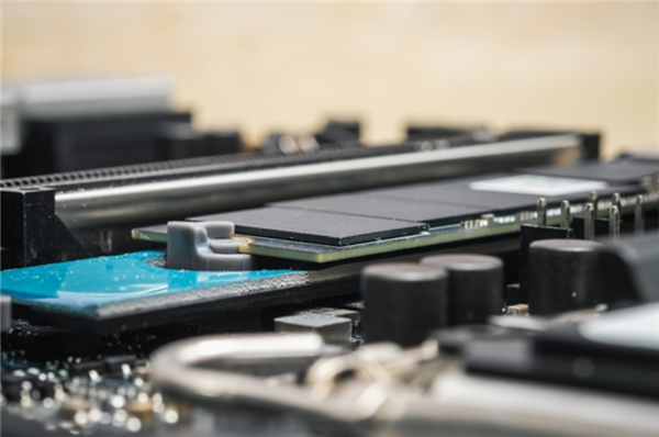 美光演示全球首款512GB DDR5 RDIMM内存模块 单台服务器内存可突破12TB 美光512GB 第1张 美光演示全球首款512GB DDR5 RDIMM内存模块 单台服务器内存可突破12TB 美光512GB 第1张